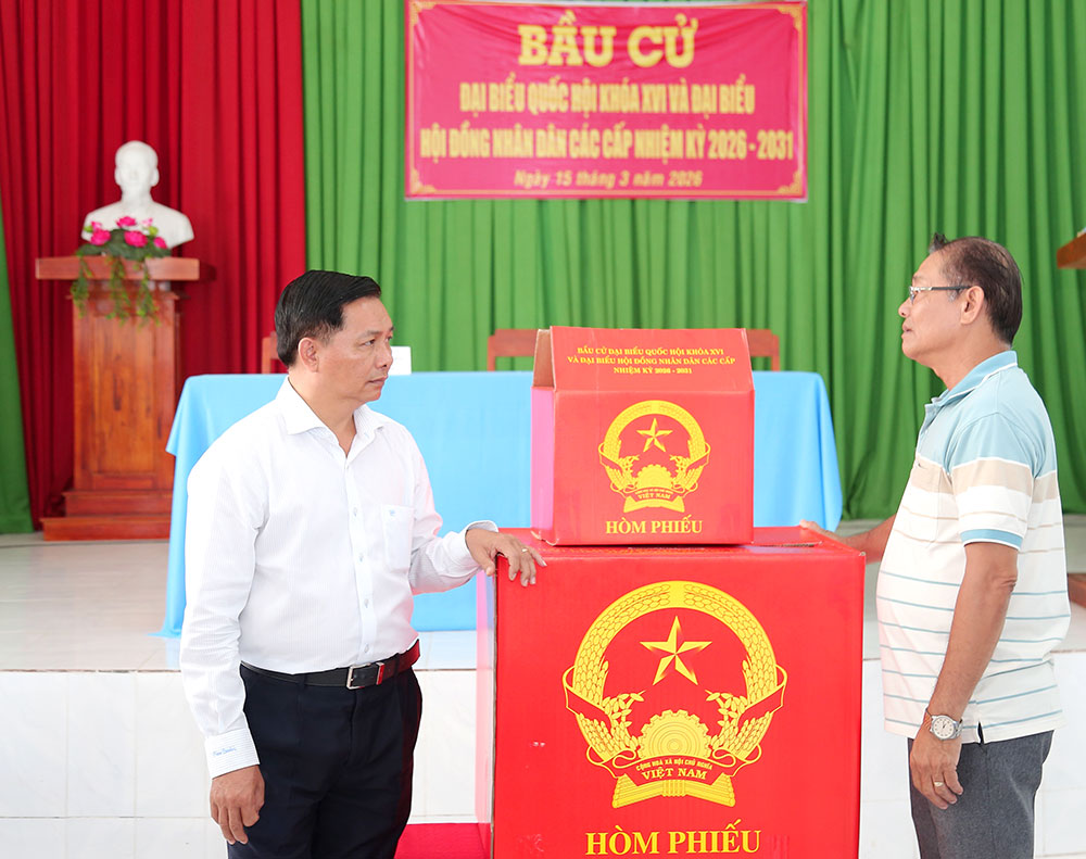 Đoàn kiểm tra công tác chuẩn bị bầu cử tại Tổ bầu cử số 11 của xã Ngãi Tứ.