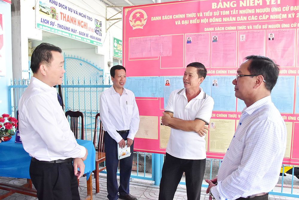 Chủ tịch HĐND tỉnh- Nguyễn Minh Dũng (bên trái) đề nghị xã Cầu Ngang tiếp tục rà soát kỹ các khâu chuẩn bị, bảo đảm tổ chức tốt cuộc bầu cử. Ảnh: MỸ NHÂN
