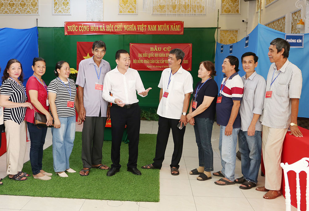Đồng chí Nguyễn Minh Dũng lưu ý một số nội dung trong ngày bầu cử cùng các thành viên tổ bầu cử Khóm 11, phường Trà Vinh. Ảnh: NGỌC XOÀN