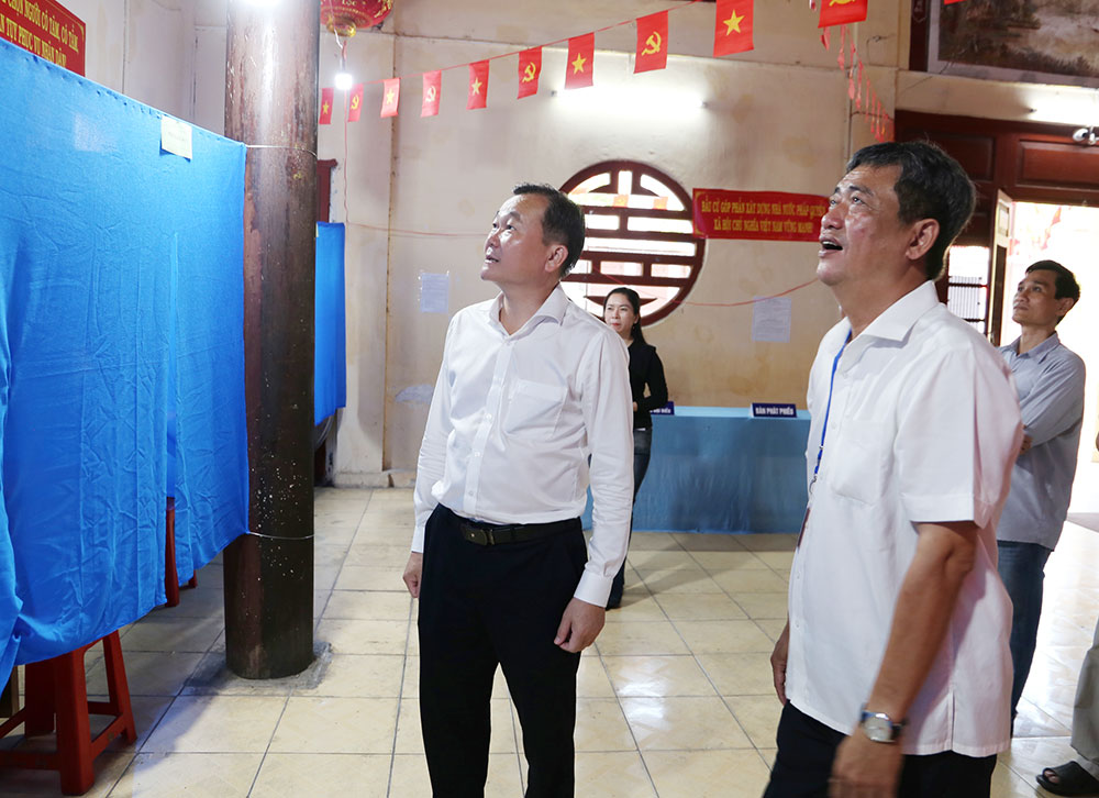 Đồng chí Nguyễn Minh Dũng kiểm tra khu vực bỏ phiếu tại điểm bầu cử Khóm 7, phường Trà Vinh. Ảnh: NGỌC XOÀN