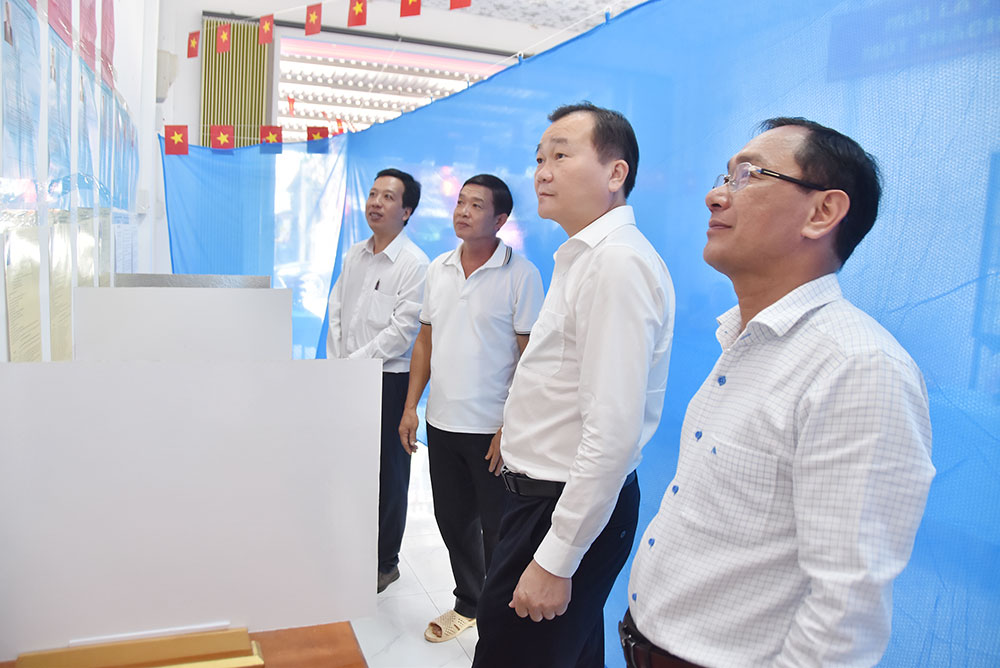 Đồng chí Nguyễn Minh Dũng- Chủ tịch HĐND tỉnh kiểm tra việc bố trí khu vực bỏ phiếu tại xã Cầu Ngang. Ảnh: MỸ NHÂN