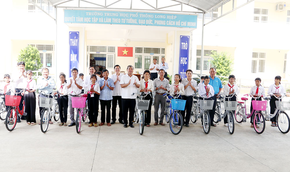 Trao xe đạp cho học sinh Trường THCS Long Hiệp.