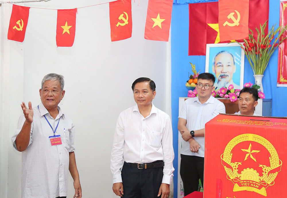 Đoàn kiểm tra công tác chuẩn bị bầu cử tại Tổ bầu cử số 6 của phường Bình Minh.