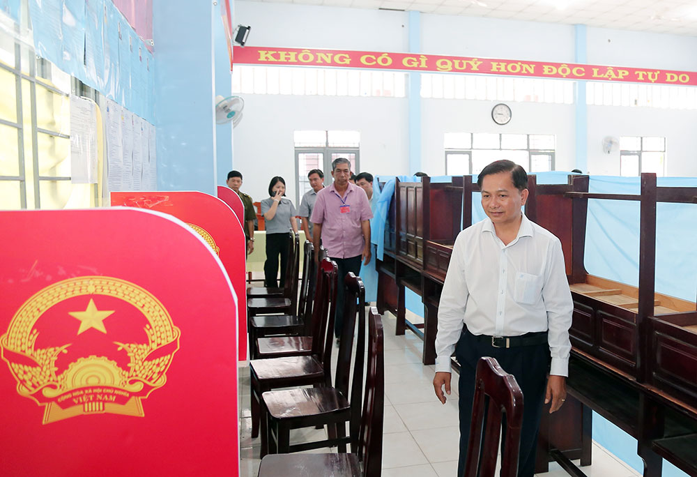 Đoàn kiểm tra công tác chuẩn bị bầu cử tại Tổ bầu cử số 11 của phường Đông Thành.