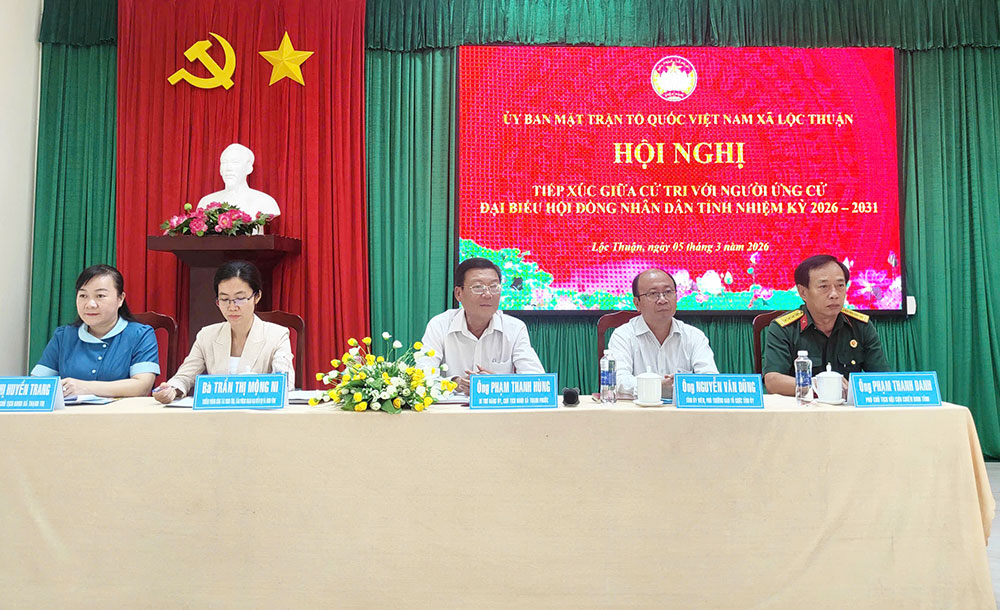 Các ứng cử viên đơn vị bầu cử số 23 tiếp xúc cử tri xã Lộc Thuận. Ảnh: M. Nhân.