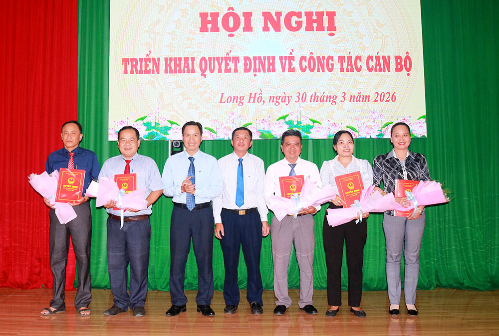 Đồng chí Trần Ngọc Bá Nhân- Tỉnh ủy viên, Bí thư Đảng ủy, Chủ tịch UBND xã và đồng chí Trương Thanh Trà- Phó Bí thư Đảng ủy, Chủ tịch UBND xã tặng hoa chúc mừng các đồng chí nhận quyết định bổ nhiệm, phân công nhiệm vụ mới.