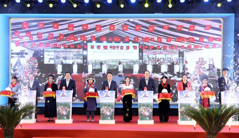 Phó Thủ tướng Lê Thành Long cùng các đại biểu thực hiện nghi thức bấm nút khởi công xây dựng trường tại tỉnh Lào Cai - Ảnh: VGP/Đức Tuân