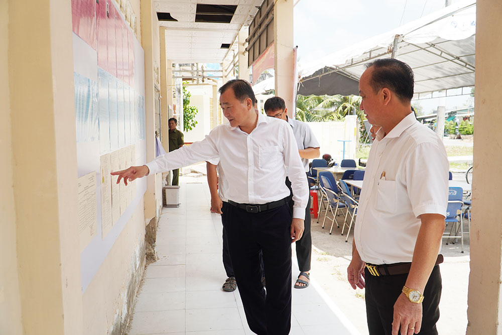Đồng chí Nguyễn Minh Dũng kiểm tra công tác chuẩn bị bầu cử tại khu vực bỏ phiếu số 19, xã Mỹ Chánh Hòa