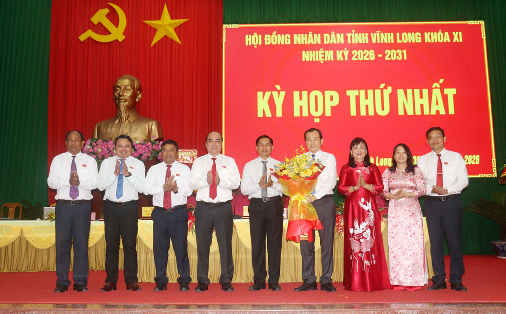 Đồng chí Trần Văn Lâu - Ủy viên Trung ương Đảng, Bí thư Tỉnh ủy Vĩnh Long, đại biểu Quốc hội khóa XVI đơn vị tỉnh Vĩnh Long tặng hoa chúc mừng.