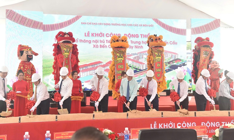 Phó Thủ tướng Mai Văn Chính cùng các đại biểu thực hiện nghi thức động thổ xây dựng trường tại tỉnh Tây Ninh - Ảnh: VGP/Giang Thanh