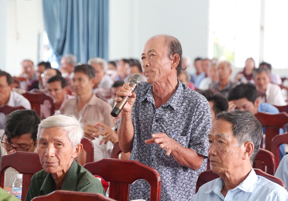 Cử tri phát biểu ý kiến tại buổi tiếp xúc.