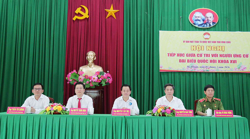 Các ứng cử viên ĐBQH thuộc đơn vị bầu cử số 2 tiếp xúc cử tri xã Mỹ Thuận.