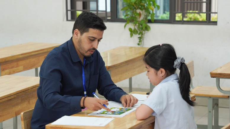 Học sinh học tập trực tiếp với giáo viên nước ngoài, tăng cường phản xạ ngôn ngữ, hình thành khả năng giao tiếp tự nhiên.

