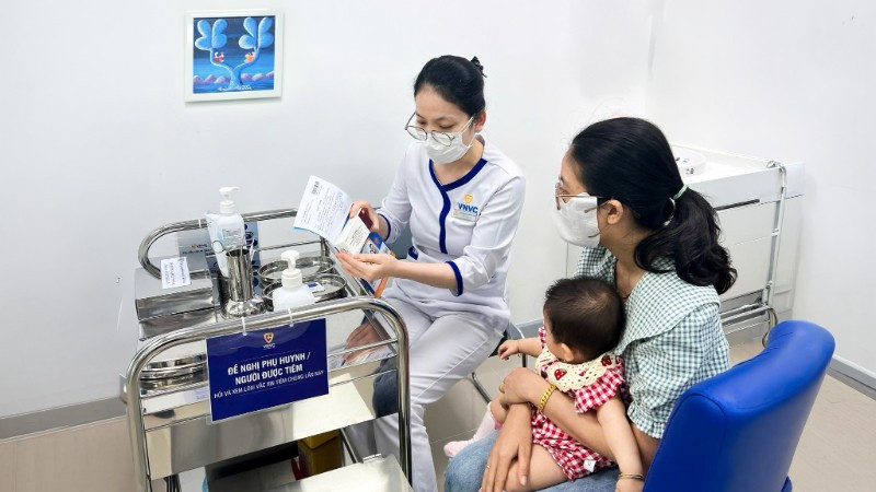 Chị T.N đưa con gái đến VNVC Châu Thành (An Giang) tiêm vaccine não mô cầu nhóm B.