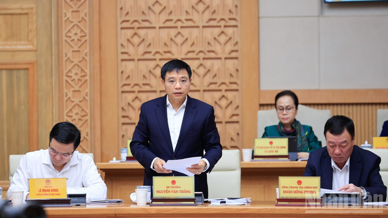 Bộ trưởng Tài chính Nguyễn Văn Thắng báo cáo tại phiên họp. (Ảnh: TRẦN HẢI)

