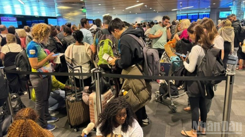 Hàng nghìn hành khách mắc kẹt tại sân bay do nhiều chuyến bay bị hủy.

