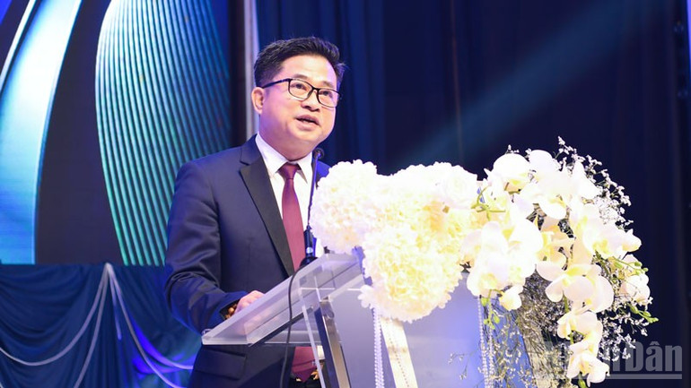 Đại sứ Việt Nam tại Thái Lan Phạm Việt Hùng đánh giá cao những đóng góp của Tổng hội. (Ảnh: MINH THẮNG)
