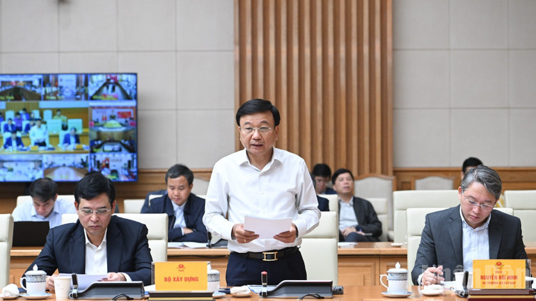 Lãnh đạo Bộ Xây dựng báo cáo tại phiên họp. (Ảnh: Trần Hải)
