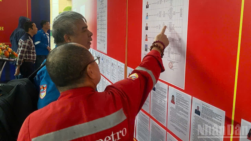 Cử tri tại khu vực bỏ phiếu sớm số 7, bầu đại biểu Quốc hội khóa XVI và đại biểu Hội đồng nhân dân các cấp nhiệm kỳ 2026-2031, ngày 26/2/2026, tại phường Tam Thắng, Thành phố Hồ Chí Minh. (Ảnh: HẢI CHÍNH)
