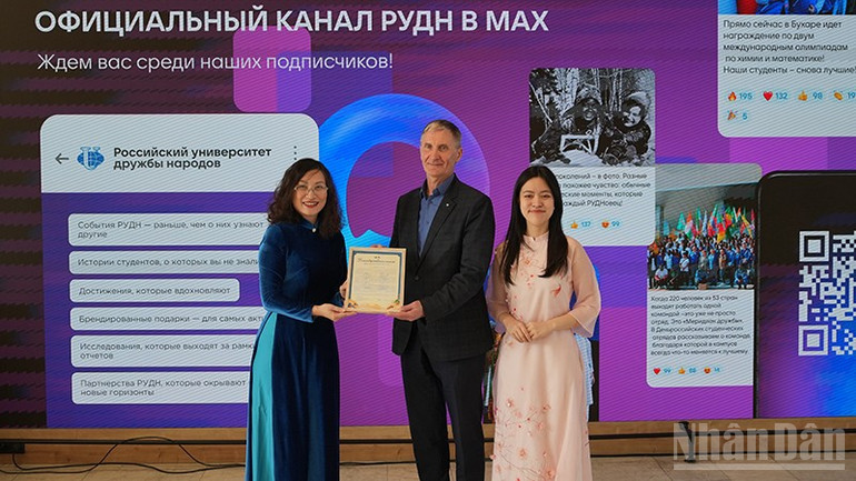 Đại diện Đại sứ quán và Ban tổ chức tặng nhà trường quà lưu niệm. (Ảnh: XUÂN HƯNG)
