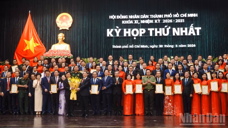 Các đại biểu nhận giấy chứng nhận đại biểu Hội đồng nhân dân Thành phố Hồ Chí Minh khóa XI. (Ảnh: Thế Anh)