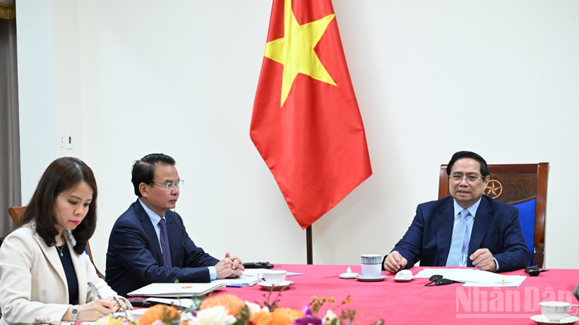 Thủ tướng Chính phủ Phạm Minh Chính điện đàm với Thủ tướng kiêm Bộ trưởng Ngoại giao Nhà nước Qatar Sheikh Mohammed bin Abdulrahman bin Jasim Al-Thani. (Ảnh: TRẦN HẢI)

