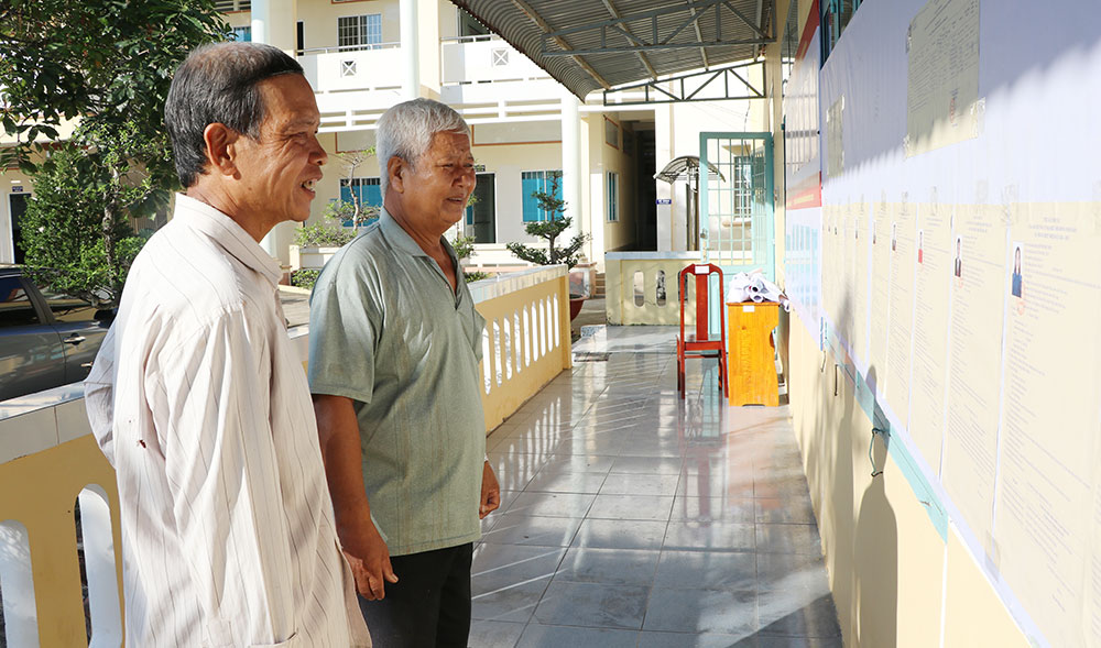 Cử tri xã Trung Hiệp tìm hiểu tiểu sử tóm tắt của ứng cử viên đại biểu HĐND các cấp nhiệm kỳ 2026 – 2031. ảnh TUYẾT NGA