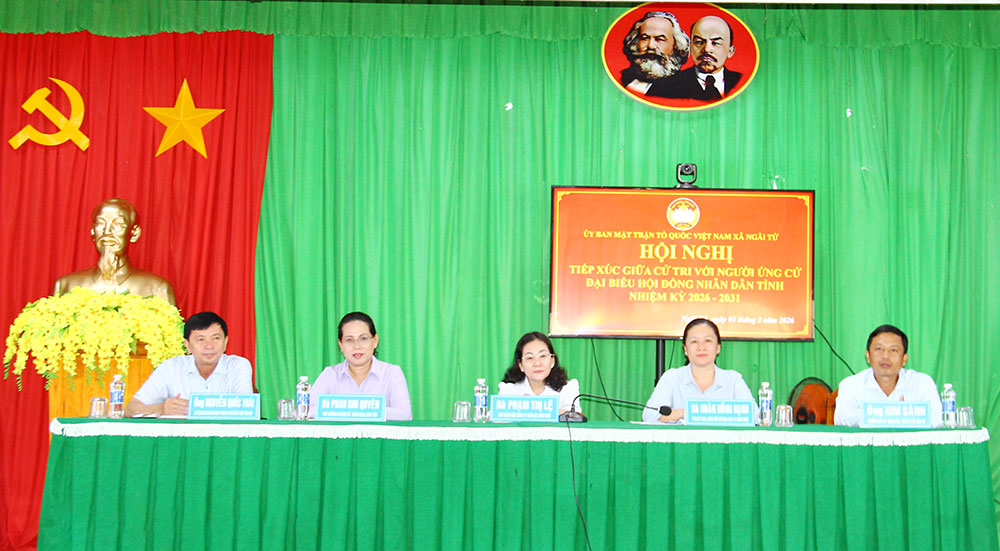 Ứng cử viên đơn vị bầu cử số 5, đại biểu HĐND tỉnh tại hội nghị tiếp xúc cử tri xã Ngãi Tứ sáng 3/3.