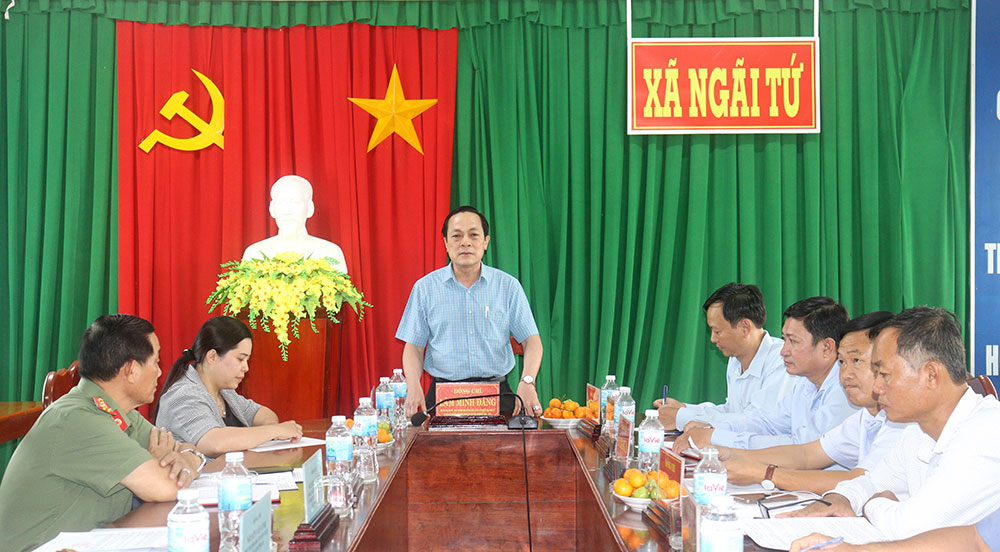 Kiểm tra công tác chuẩn bị cho cuộc bầu cử tại xã Ngãi Tứ.