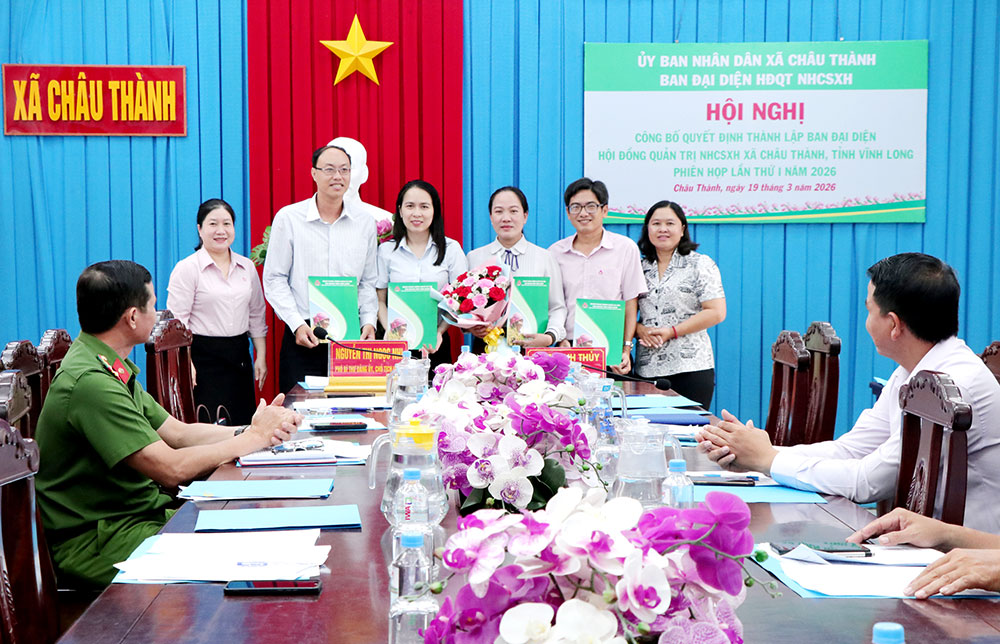 Lãnh đạo Ngân hàng CSXH Vĩnh Long cùng đại diện xã Châu Thành trao quyết định thành lập Ban đại diện Hội đồng quản trị Ngân hàng CHXH xã Châu Thành.