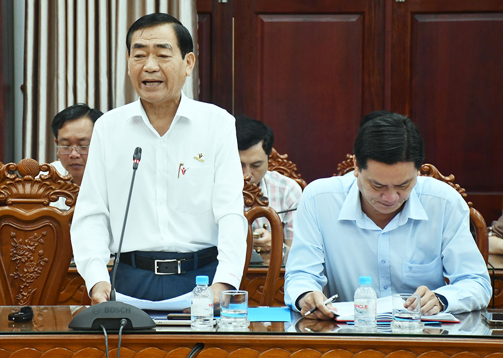  Ông Nguyễn Đình Mười - Phó Giám đốc Công ty Vina T&T nêu tình hình liên kết, xuất khẩu sản phẩm từ dừa.