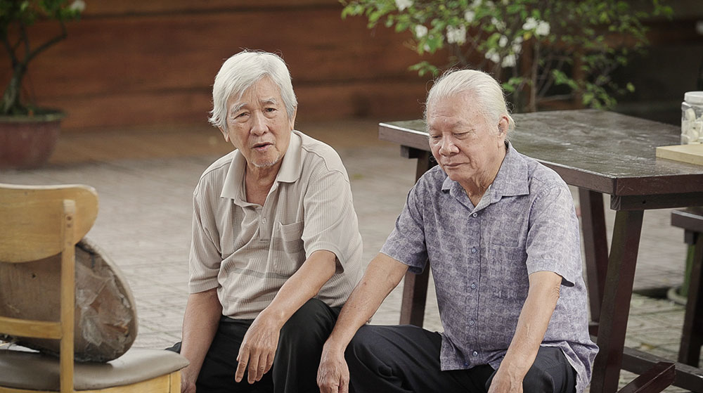 Nghệ sĩ Tấn Thi và nghệ sĩ Nguyễn Châu trong phim “Bài học của con”.