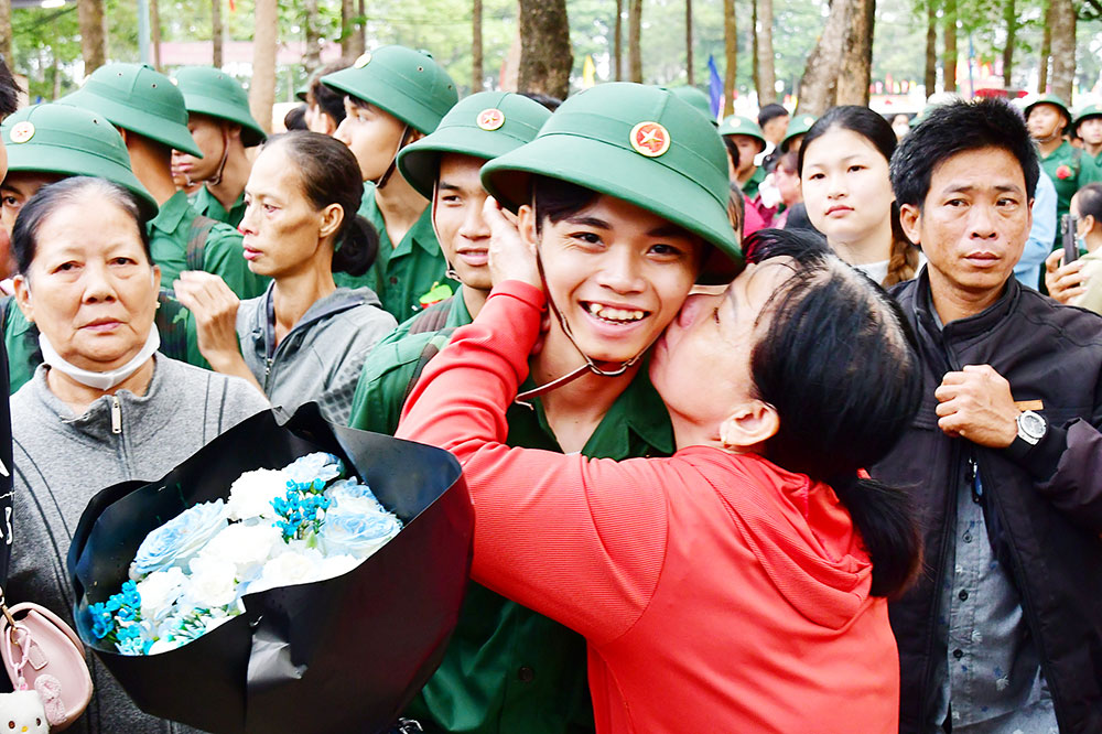 Người thân lưu luyến chia tay các thanh niên.