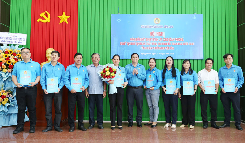 Đồng chí Lê Thanh Bình- Ủy viên Ban Thường vụ Tỉnh ủy, Phó Chủ tịch Ủy ban MTTQ Việt Nam tỉnh (thứ tư từ trái sang) và đồng chí Nguyễn Phúc Linh- Chủ tịch LĐLĐ tỉnh trao quyết định, tặng hoa chúc mừng BCH Công đoàn phường Nguyệt Hóa.