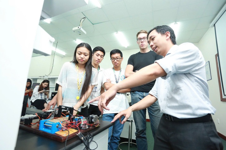 Sinh viên khoa điện - điện tử Trường đại học Quốc tế (Đại học Quốc gia TP.HCM) trong một giờ thực hành - Ảnh: BÍCH NGỌC

