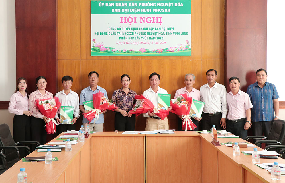 Lãnh đạo Phòng giao dịch Ngân hàng CSXH Trà Vinh và phường Nguyệt Hóa chụp ảnh cùng Ban đại diện Hội đồng quản trị Ngân hàng CSXH phường.