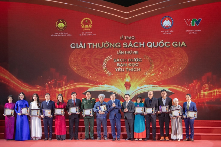 Nhóm tác giả nhận giải Sách được bạn đọc yêu thích - Ảnh: VIỆT LINH

