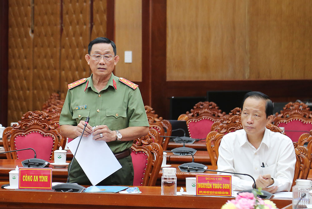  Đại tá Phan Ngọc Tính- Tỉnh ủy viên, Phó Giám đốc Công an tỉnh báo cáo các vấn đề liên quan đến an ninh trật tự.