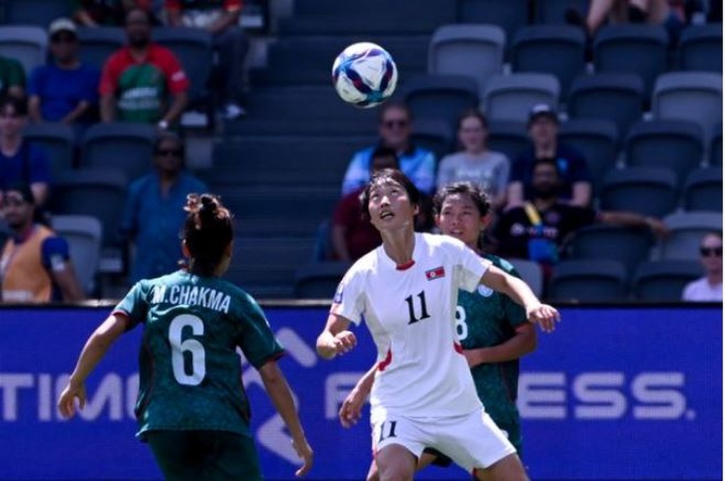 Tuyển nữ Triều Tiên (áo trắng) áp đảo hoàn toàn trước Bangladesh, dứt điểm 29 lần, trong đó có 11 lần trúng đích và ghi được 5 bàn thắng (Ảnh: AFC).

