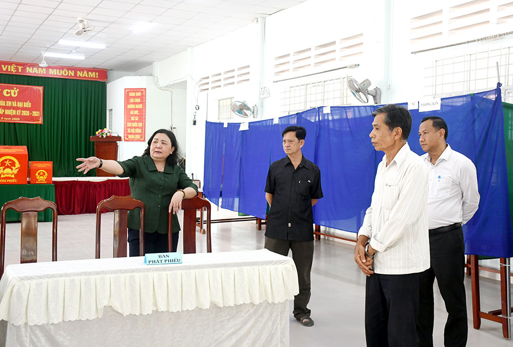 Đồng chí Hồ Thị Hoàng kiểm tra tình hình chuẩn bị và tổ chức bầu cử đại biểu Quốc hội khóa XVI, và đại biểu HĐND các cấp nhiệm kỳ 2026 - 2031 tại các điểm bầu cử trên địa bàn Phường An Hội.