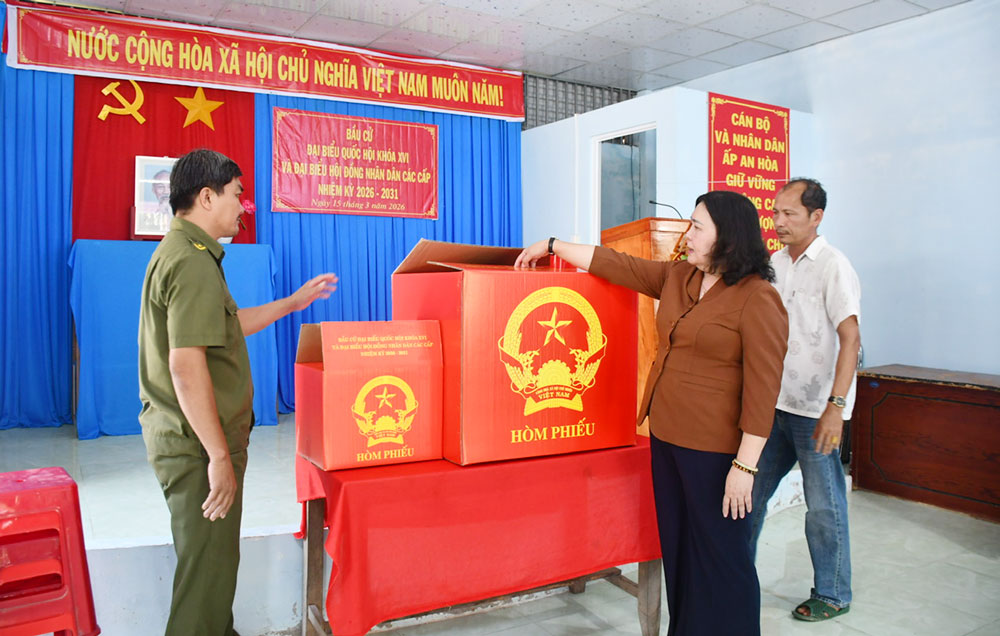 Phó Bí thư Thường trực Tỉnh ủy Hồ Thị Hoàng Yến kiểm tra các điểm bầu cử tại xã Đồng Khởi.

