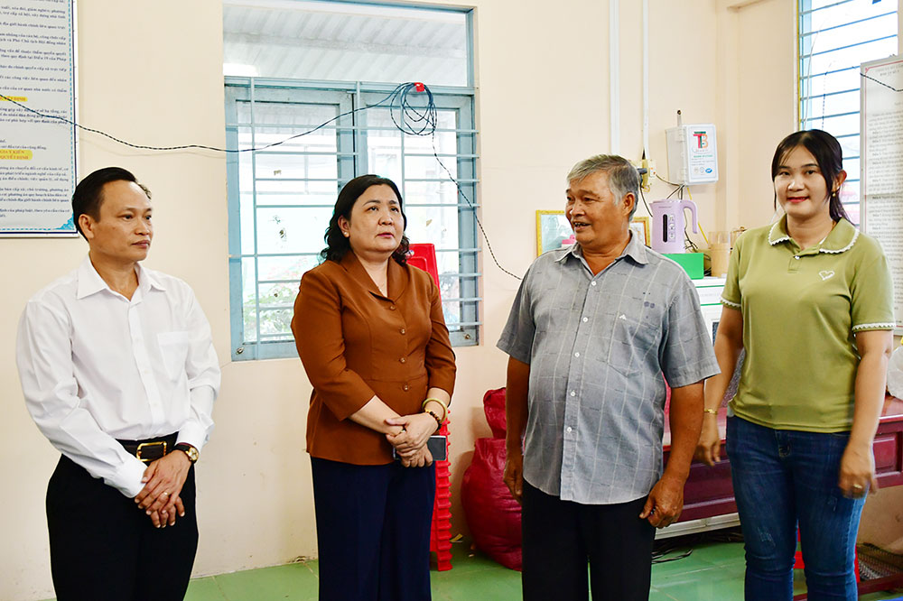 Đồng chí Hồ Thị Hoàng Yến (Thứ hai bên trái qua) và lãnh đạo Sở Nội vụ đến kiểm tra Khu vực bỏ phiếu số 20, xã Càng Long.