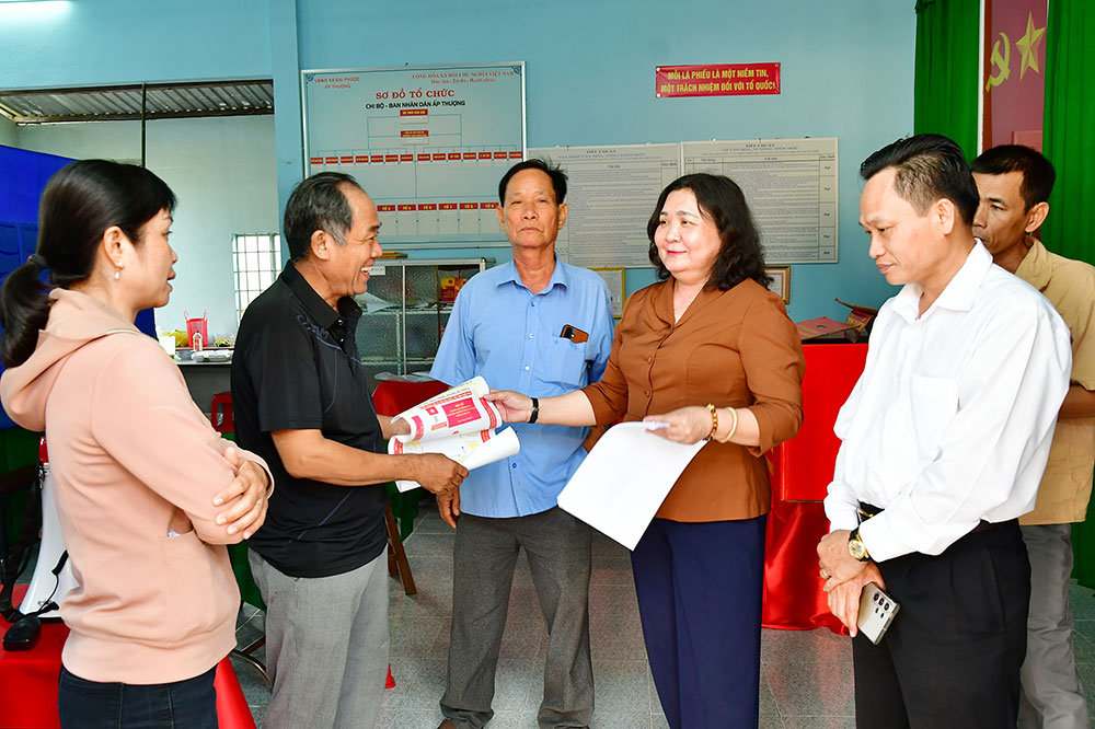 Phó Bí thư Thường trực Tỉnh ủy- Hồ Thị Hoàng Yến (thứ tư bên trái qua) kiểm tra thực tế tại Khu vực bỏ phiếu số 5, xã Nhị Long.