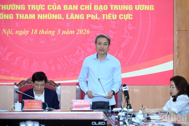 Thiếu tướng Nguyễn Quốc Toản, Chánh Văn phòng Bộ Công an trả lời các câu hỏi của các phóng viên. (Ảnh: ĐĂNG KHOA)