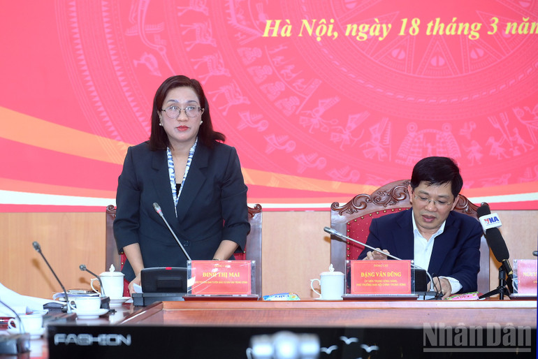 Phó Trưởng ban Tuyên giáo và Dân vận Trung ương Đinh Thị Mai phát biểu tại cuộc họp báo. (Ảnh: ĐĂNG KHOA)