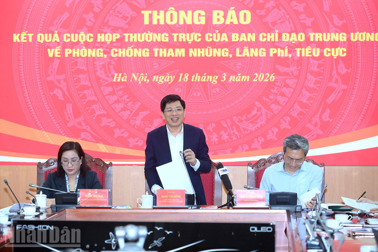 Đồng chí Đặng Văn Dũng, Ủy viên Trung ương Đảng, Phó Trưởng ban Nội chính Trung ương phát biểu tại cuộc họp báo. (Ảnh: ĐĂNG KHOA)