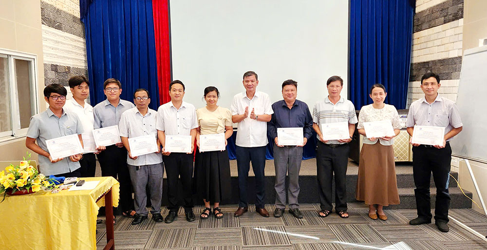 Nhà báo Huỳnh Tấn Phát- Phó Giám đốc Báo và phát thanh, truyền hình Vĩnh Long trao giấy chứng nhận cho học viên.