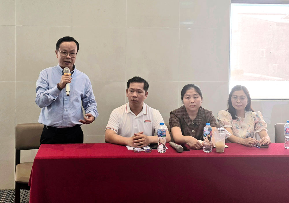 Giảng viên, đạo diễn Nguyễn Đức Đệ - Trung tâm Truyền hình Việt Nam tại TP Hồ Chí Minh chia sẻ tại lớp học.