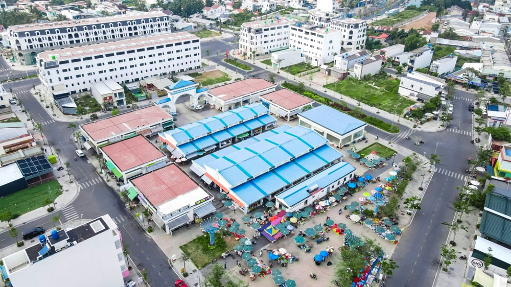 Chợ Lạc Hồng (P. Phú Khương, tỉnh Vĩnh Long) hoạt động từ năm 2023 và ngày càng sầm uất, góp phần gia tăng giá trị BĐS quanh chợ.