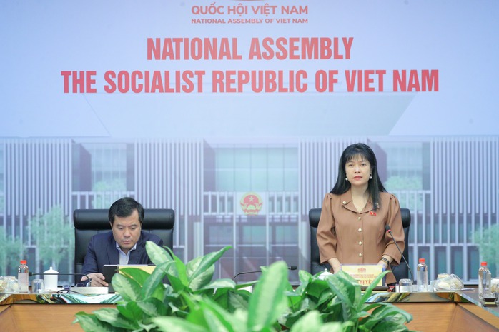 Phó Chánh Văn phòng Thường trực Văn phòng Hội đồng Bầu cử quốc gia Tạ Thị Yên phát biểu tại hội nghị

